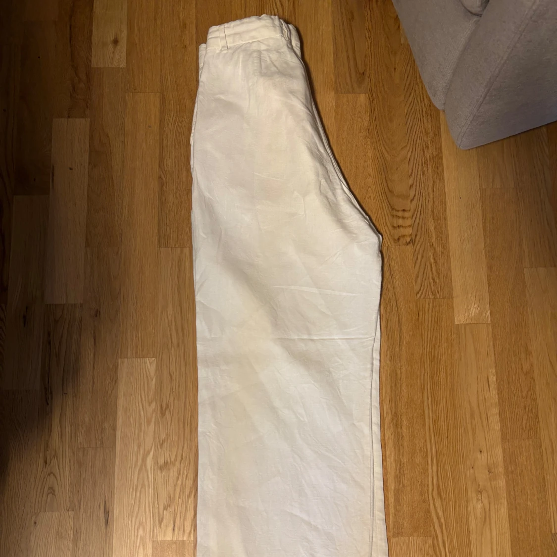 Vita linnebyxor från Weekday, wide fit storlek:46