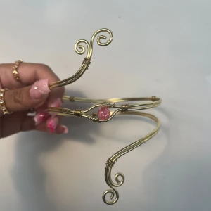 Armcuff  - 🌸Går att böja ut eller in för att få din perfekta passform 🌺   Gör även customs!! Skicka in bild eller din idé så kan vi nog säkert lösa det 🥰