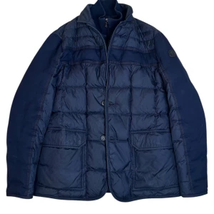 Moncler  - Moncler jacka. Storlek 3 / M-L. Skick 9/10 super bra. Pris 3490kr finns att köpa på våran hemsida. Fashionels.com