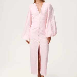 ADOORE KLÄNING  - Superfin rosa adoore kläning som är slut såld i storlek 42 ( jag brukar ha storlek M)K kläningen är helt ny och aldrig använd med pris lapp på ( lånade bilder)❤️