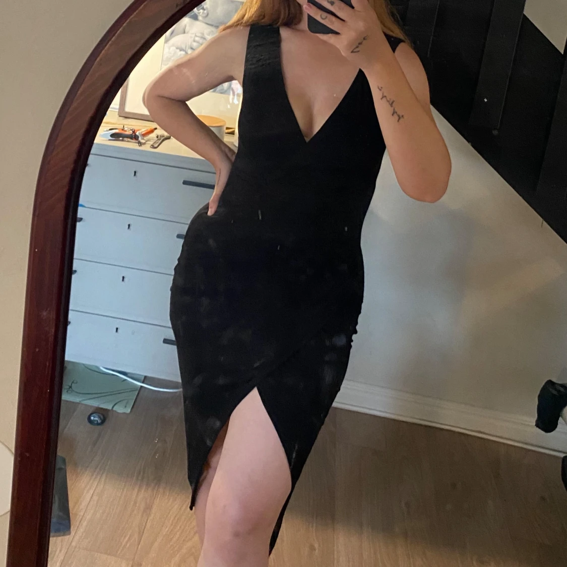 Svart klänning med v-ringning och slits - 1