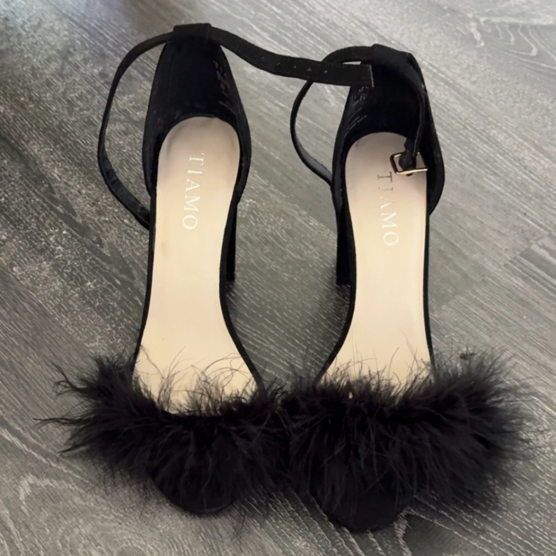 Svarta sandaler med fjädrar från Tiamo