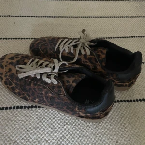 Leopard sneakers - Supercoola leopard sneakers från hm, kmr ej till användning, använda max 2 gngr🩷