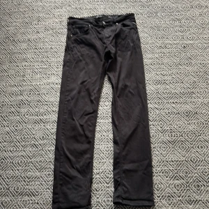 Replay jeans  - Ett par svarta replay Jens strait fit  och ganska utslitna fast inget direkt fel på dom. Längd 32