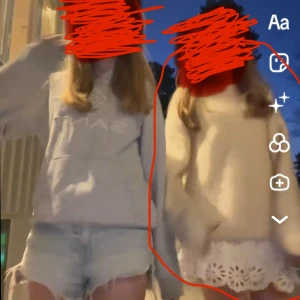 Beige stickad tröja - Supermysig beige stickad tröja!💕 Tröjan har en enkel rund halsringning och är gjord i ett fluffigt material som är både trendigt och bekvämt. Perfekt att styla med jeans eller kjol för en chill look🥰🥰Tröjan är i bra skick eftersom att den är i mohair material och nopprar därför inte❤️