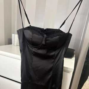 Svart klänning i silke/ siden -  Säljer en svart klänning i bra skick. Storlek S