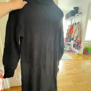 Svart stickad långklänning Bik Bok - Mysig svart stickad långklänning från Bik Bok i storlek XS. Klänningen har lång ärm och hög krage, perfekt för kyligare dagar. Enkel och stilren design som är lätt att matcha med olika accessoarer.