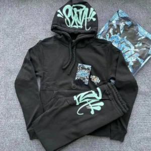 Syna Worlds Men’s Tracksuit Svart/Baby Blue - Jätte fin track suit inne. Man kan ha det på de kyliga sommar kvällarna/eller vinter. Kvaliten är på topp, kommer i paket osv. Allting är oanvända och fräscha. Värt för priset. Alla storlekar är inne!! 🚨PRISET DISKUTERAS BARA MED SERIÖSA KÖPARE🚨