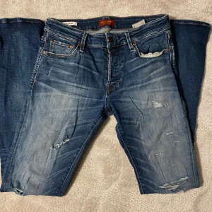 Jack n Jones jeans med slitningar  - Säljer dessa ass feta Jack n Jones jeans med slitningar. Storlek W30 L34 men kan passa L33 även L32. Skriv för frågor Mvh Alexander 