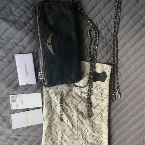 Zadig väska - Zadig väska som inte kommer till användning längre🌸 Köpt för ca 3600kr. Mellanstora versionen och 2 axelband i olika längder samt dustbag medföljer
