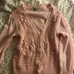 söt stickad kofta - fin rosa kofta med broderat mönster på framsidan💓 köpt vintage, knappt några tecken på användning. Postar samma dag som köp!!☺️