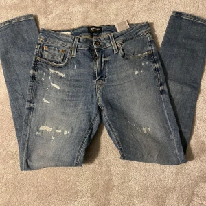 Jack n Jones jeans  - Säljer dessa ass feta Jack n Jones jeans med slitningar. Jeansen är i storleken W30 L30