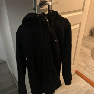 Svart hoodie från Parajumpers  - En sjysst PJS kofta som passar till allt. Knappt använd då jag fick den i present och säljer för att den inte kommit så mycket till användning. Skick 9/10. Priset är inte ristat i sten och kan diskuteras genom seriös affär. Tveka inte och fråga om ni har några undringar😊