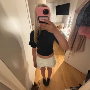 Blå Figursyd t-shirt -  Mörkblå piercing t-shirt från lager 157 . Priset går att diskutera, Kontakta mig vi frågar!❤️