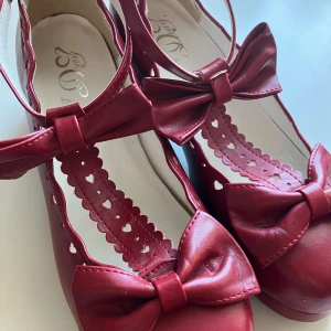 Söta klackaskor - Supersöta röda skor med band runt ankeln, perfekta för sommarpicnics 🎀✨