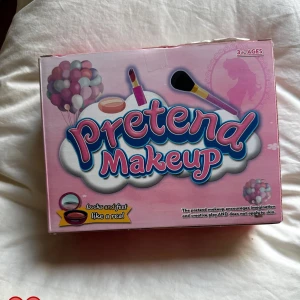 Pretend Makeup set med enhörningsväska. 20 delar - Supergulligt pretend makeup set med rosa och lila sminkleksaker, flera borstar och en söt enhörningsväska i silver med glitterdetaljer, från amazon. Innehåller låtsasrouge, ögonskuggor, läppstift, läppglans, sminkborstar och ögonskuggsborstar. Perfekt för barn i åldrarna 3-8. OBS! Ej till barn under tre år!!!🚫. Första bilden är på ett redan öppnat paketet; det som säljs är oöppnat!! Har sammanlagt 4 paket att sälja. Priset gäller dock ett paket. Nypris på amazon: 324kr.
