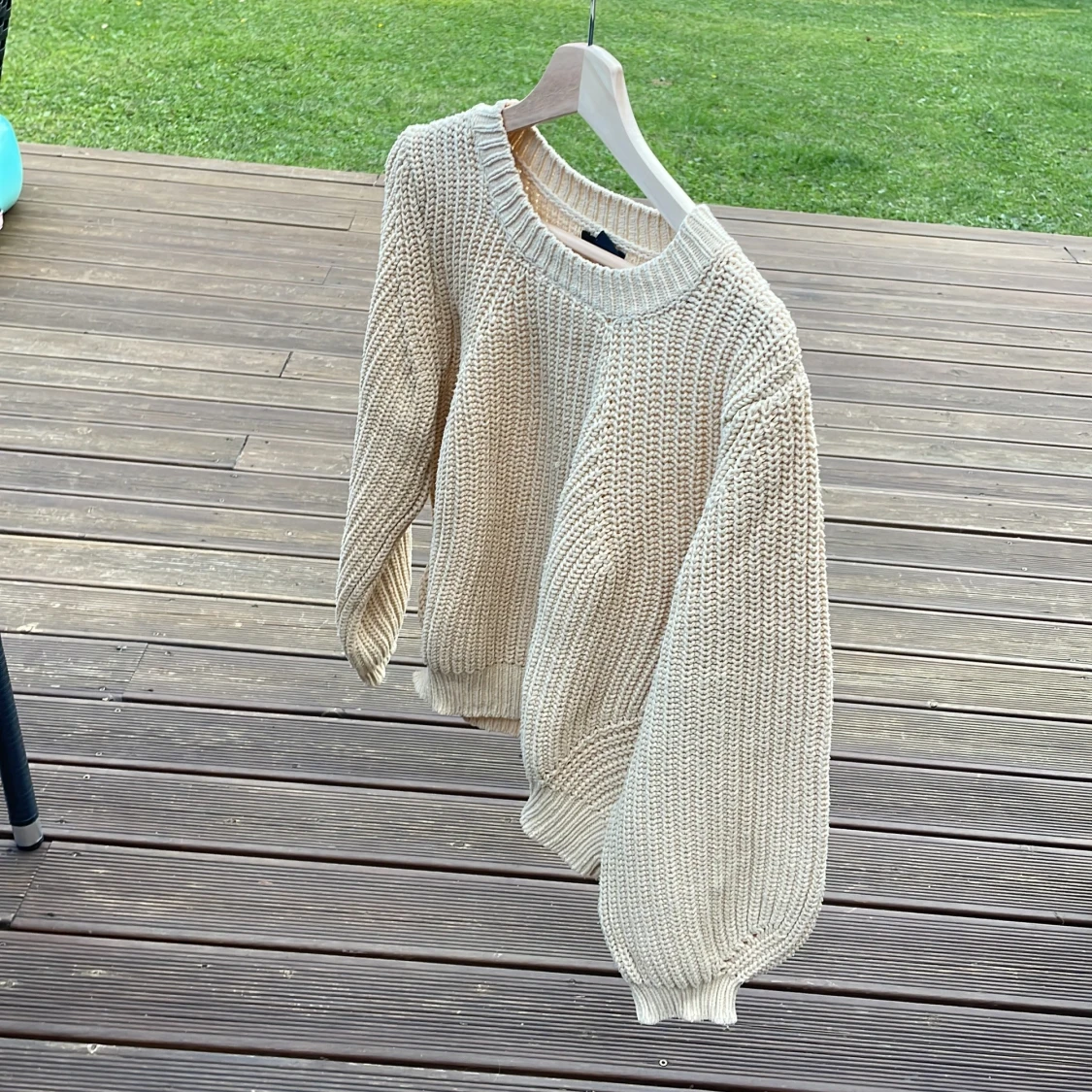 Beige stickad tröja med grov struktur - 2