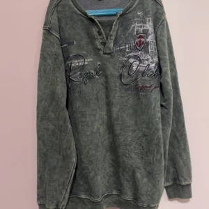 Grön långärmad tröja  - Vintage second hand grön långärmad tröja / sweatshirt sweater. Ärmlängd: 63 cm. Längd: 71 cm. Bröstvidd: 51 cm. Bottenvidd: 48-49 cm. Ärmvidd: 18 cm