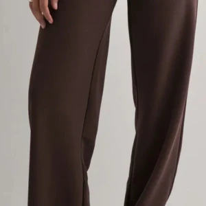 Bruna bootcut kostymbyxor - Snygga bruna kostymbyxor med bootcut-snitt och hög midja. Byxorna har en klassisk look och är tillverkade i ett mjukt material som ger en skön passform. Perfekta för dig som gillar stilrena och trendiga byxor.