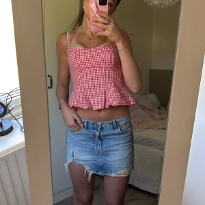 jeanskjol  - Supersöt jeanskjol som är i storlek S men passar även XS. Perfekt till sommaren och pris kan diskuteras! 💞
