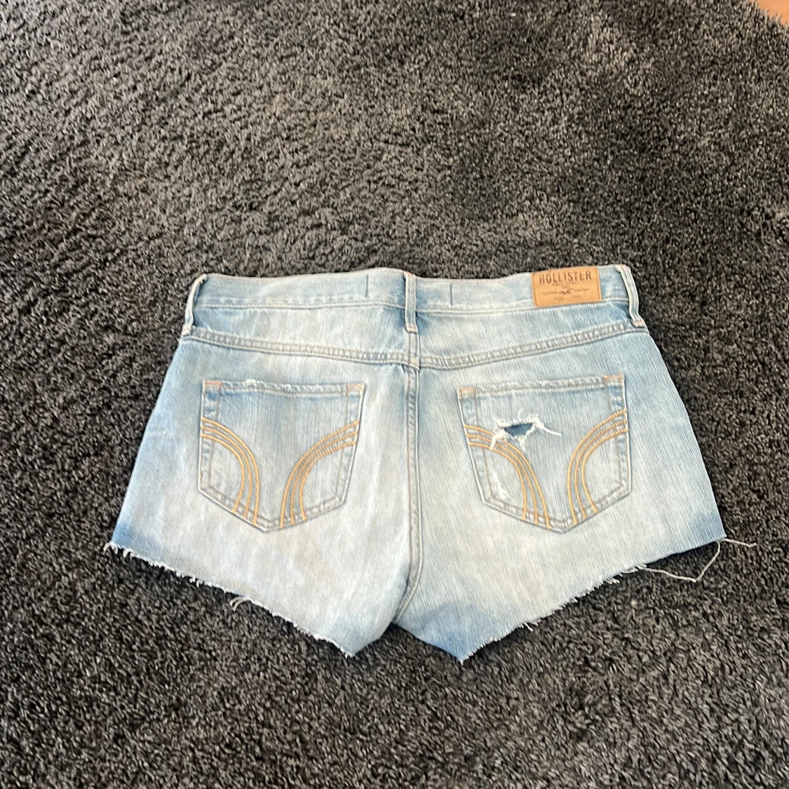 Blåa holllister shorts  - 1