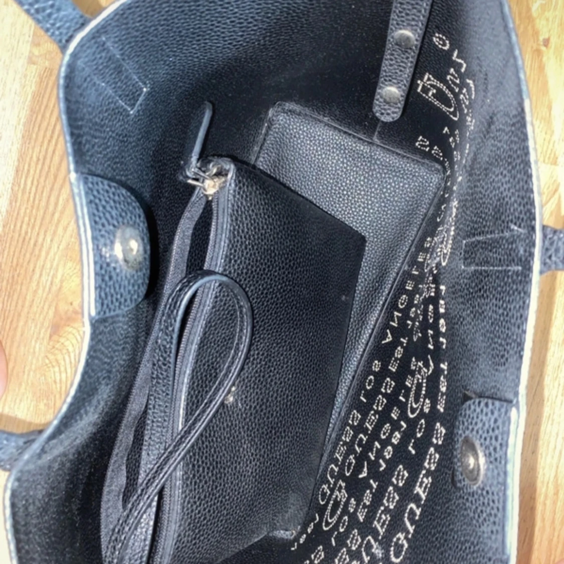 Svart shoppingväska från Guess - 2