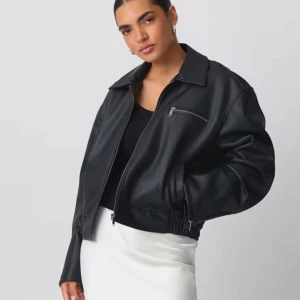 Svart skinnjacka från Gina Tricot - Snygg svart skinnjacka från Gina Tricot.  Normal i storlek, lite loose fit. Nypris 799, aldrig använd. Lappar kvar  