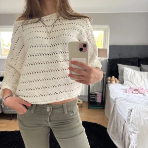 Vit stickad tröja från Kappahl - Tröjan har ett luftigt, hålstickat mönster och trekvartsärmar. Perfekt för vår och sommar. Enkel att styla med jeans eller kjol. ☀️🌺