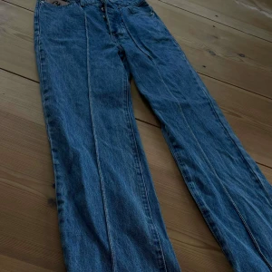 Corteiz denim - Unika blå jeans med raka ben och snygga broderade stjärnor på bakfickorna. Jeansen har kontrastsömmar framtill och coola detaljer som läderpatch med stjärnmotiv. Perfekta för dig som vill sticka ut med din stil.