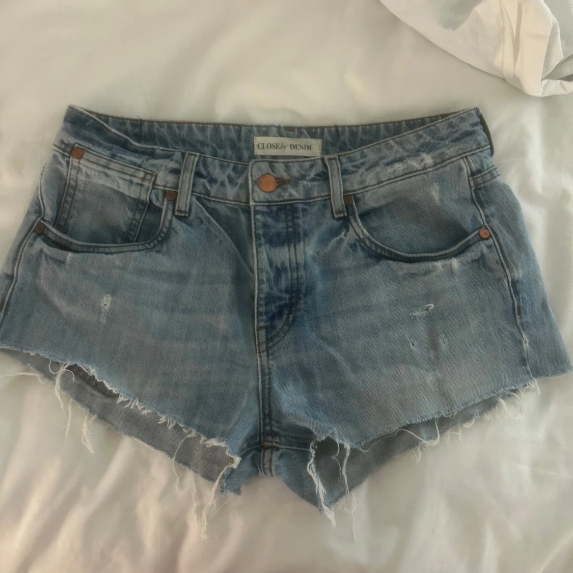 Ljusblå jeansshorts från CLOSEby DENIM - 2