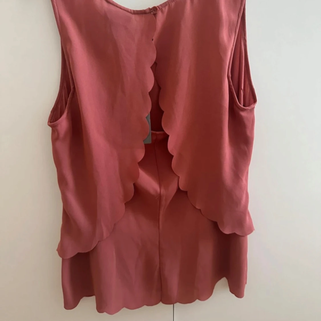 Rostbrun ärmlös linnetopp med vågig rygg - 1