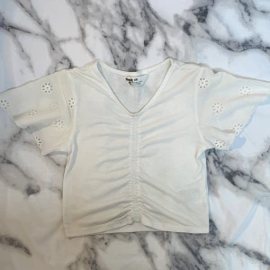 Vit sommartopp med puffiga ärmar - Söt vit tröja med lösa spets ärmar. Perfekt för sommaren och passar med många underdelar.