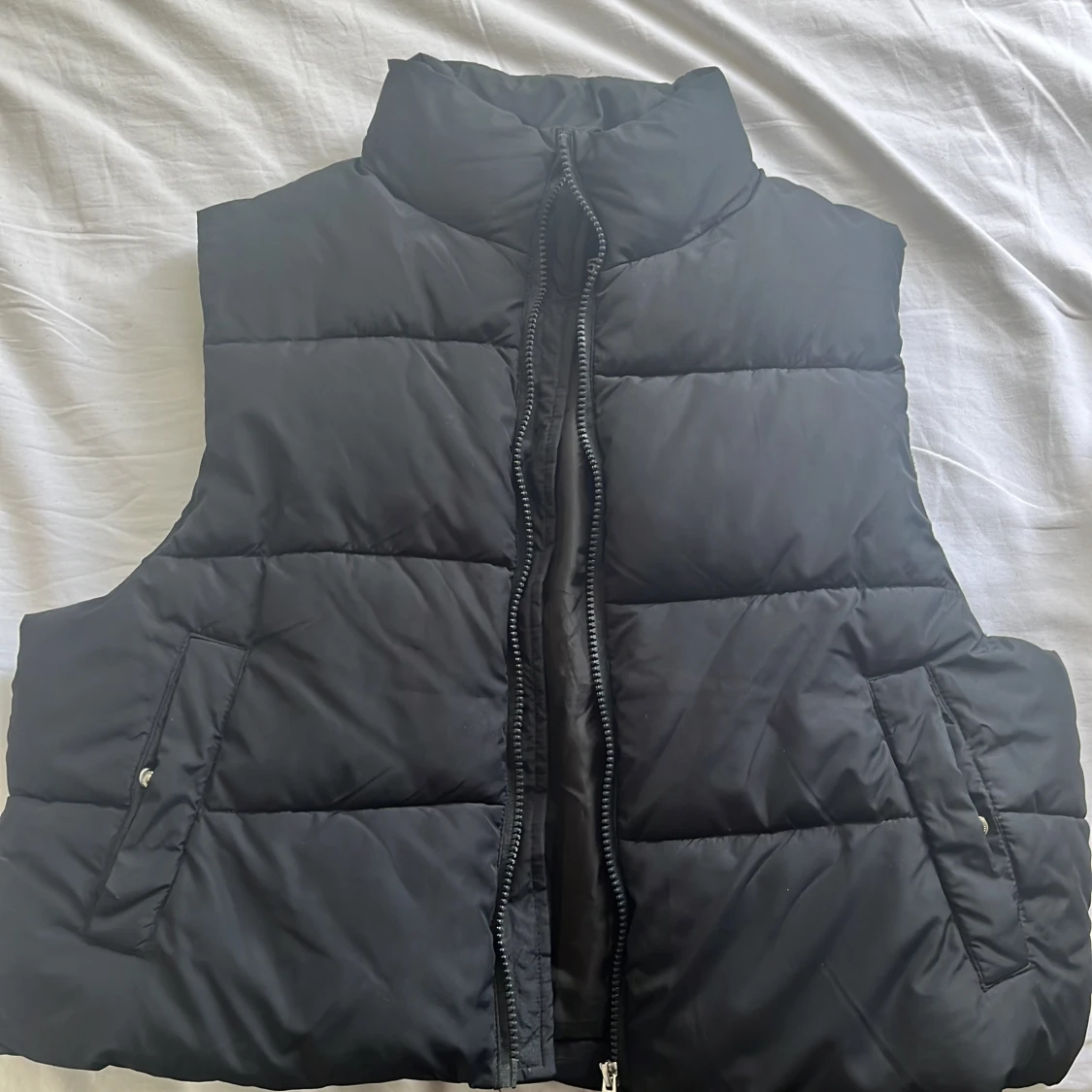 Svart quiltad dunväst med dragkedja