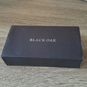 Black Oak klocka med brun läderrem  - Stilren klocka från Black Oak med mörkblå urtavla, roséguldfärgat boett och klassisk brun läderrem. Urtavlan har minimalistiska index och två små subdials för extra funktion. Perfekt accessoar för dig som gillar en clean och modern look.