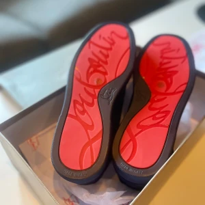 42or navy blue - Storlek 42 & navy blue med röd sula  