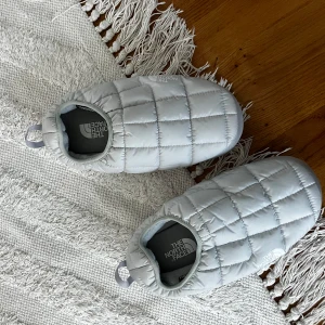Vita Thermoball tofflor från The North Face - Mysiga gråa  innetofflor från The North Face  Thermoball Eco. Nypris 700kr 