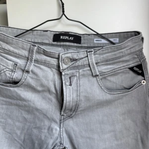 Replay Anbass jeans - I storlek 30/30, något tajta i modellen enligt mig