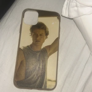 Outer Banks JJ - Säljer nu detta sjukt snygga mobilskalet på JJ i outer banks💞💞💞 Det passar iPhone 11, säljer då jag skaffa ny telefon så passar tyvärr inte längre till min nya telefon⛱️🏖️🌅🏞️🌄
