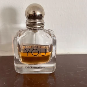 Because It's You parfym 50ml Armani - Parfym av Emporio Armani, 'Because It's You'.                                                     Det är en 50 ml-flaska. Vet inte exakt men det är ca 20-30 ml kvar. OBS! Originalförpackningen finns inte längre kvar.
