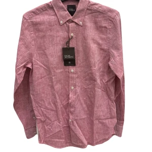 Oscar Jacobson linneskjorta  - Säljer nu denna fina rosa Oscar Jacobson linneskjortan som är helt ny med prislapp! Nypris: 1699. Storlek: S