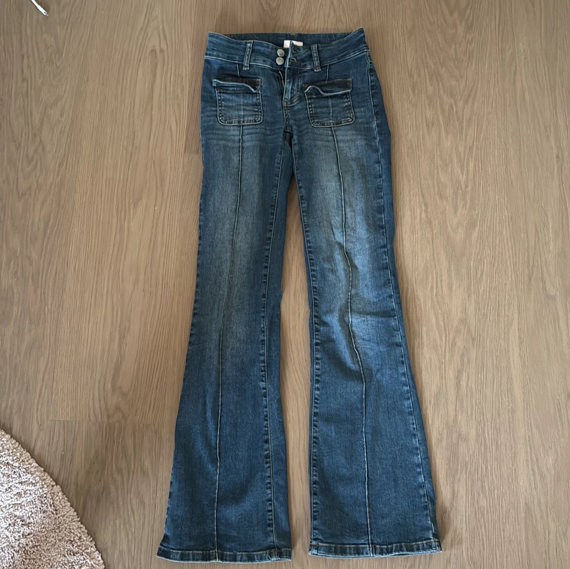 Nelly jeans( blå bootcut jeans/ lowaist )