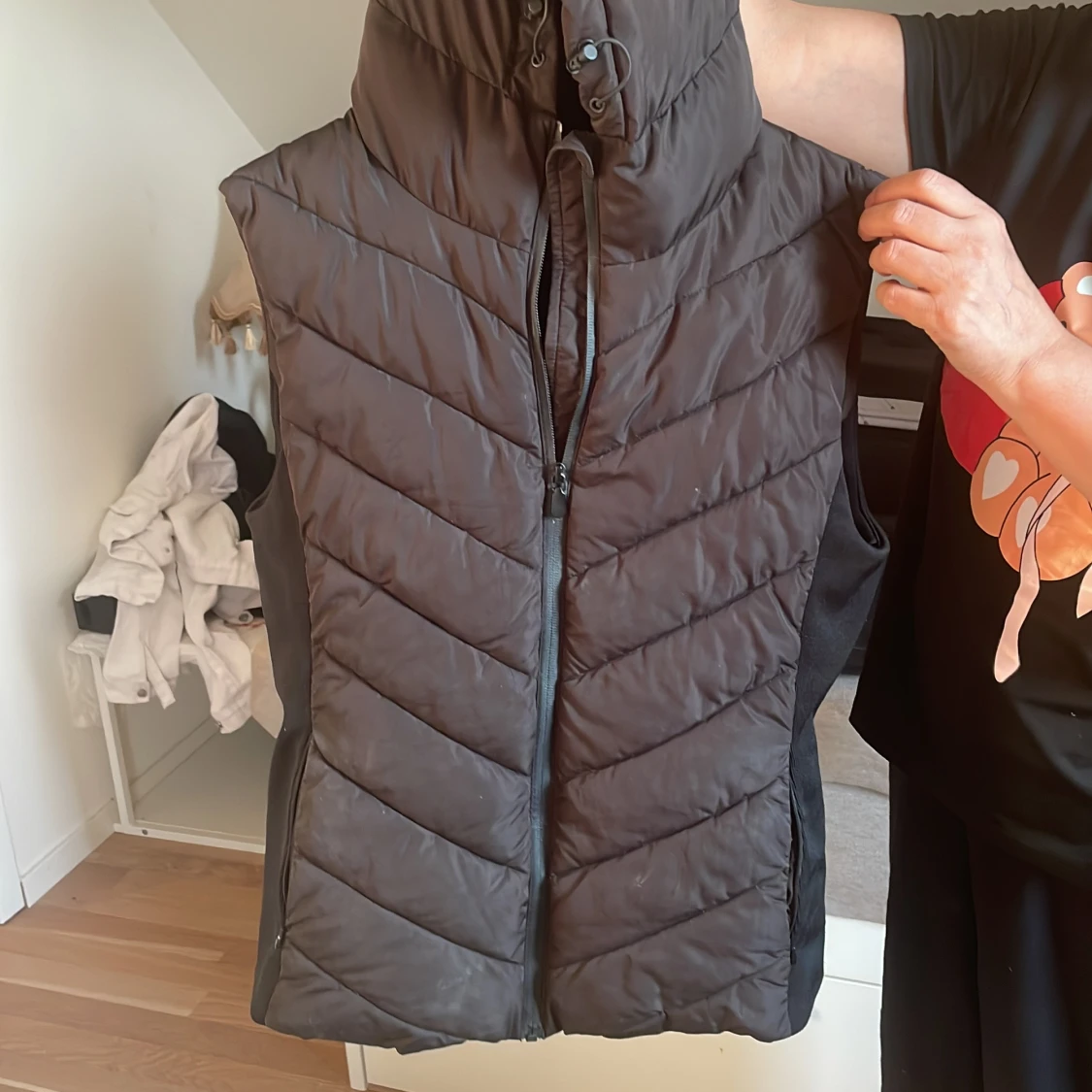 Svart dunväst från Zara, storlek L