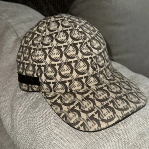 Ferregamo keps  - Nästan helt ny äkta ferregamo keps går inte hitta denna keps i bättre skick på marknaden(begagnad). Billigare om man kan mötas runt Gbg!!
