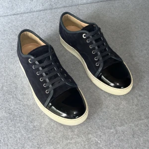 Lanvin cap toe skor - Lanvin Cap Toe sneaker | Väldigt snygga | Väldigt bra skick | Allt ingår! | Pris går att diskutera vid snabb affär | Fraktas samma dag 🚚📦| Kontakta privat vid fler frågor eller funderingar ✔️