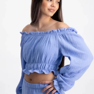 Blå offshoulder topp från Gina Tricot - Supersöt ljusblå offshoulder topp från Gina Tricot med långa puffiga ärmar och volangdetaljer vid halsringning och nederkant. Den har använts 1 gång och därav säljer jag den. Ordpris. 199kr nypris. 99kr💕