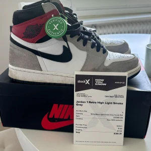 Nike Air Jordan 1 Retro High Smoke Grey - Nike Air Jordan 1 Retro High OG Smoke Grey! Köpt på StockX. Kartong och stickers medföljer såklart! Använt skick men fortfarande fräscha!