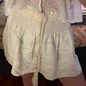 Beige kort kjol - Super söt kjol som är somrig och perfekt till alla outfits! 