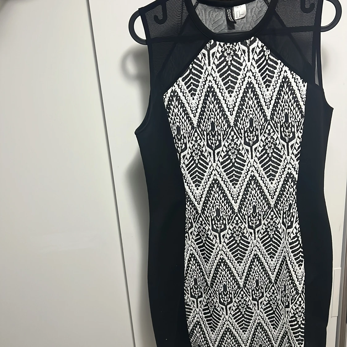 Svartvit mönstrad kort klänning Divided - 1