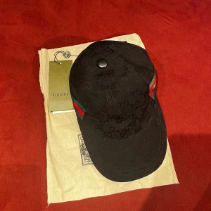 GG monogram keps - Svart keps med monogram. Har använts 2 gånger, felfri. Tagsen är klippta just nu, men kommer ändå med i dustbagen.