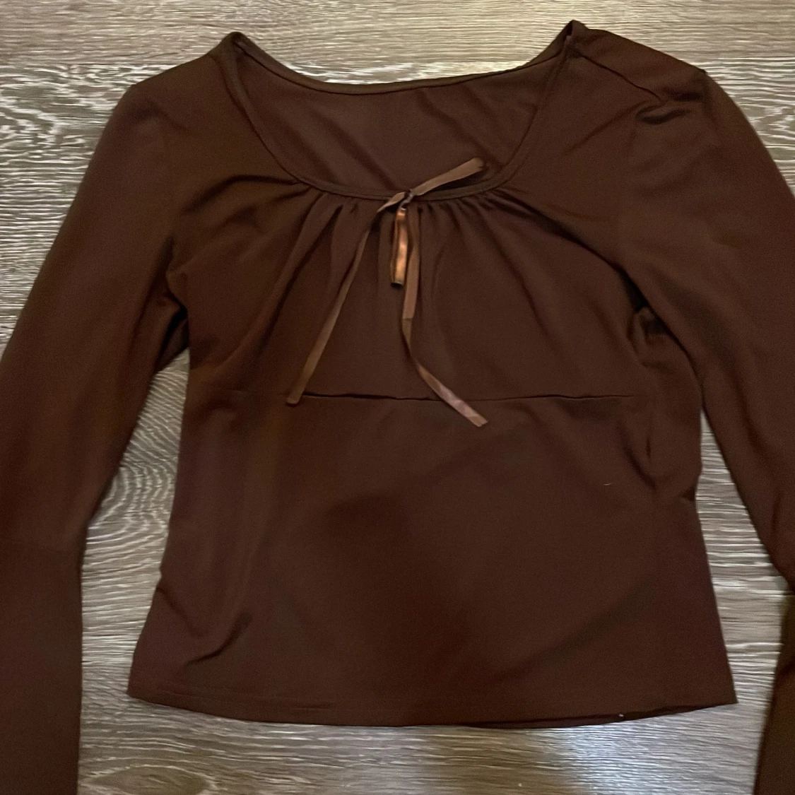 Brun långärmad topp med rosett